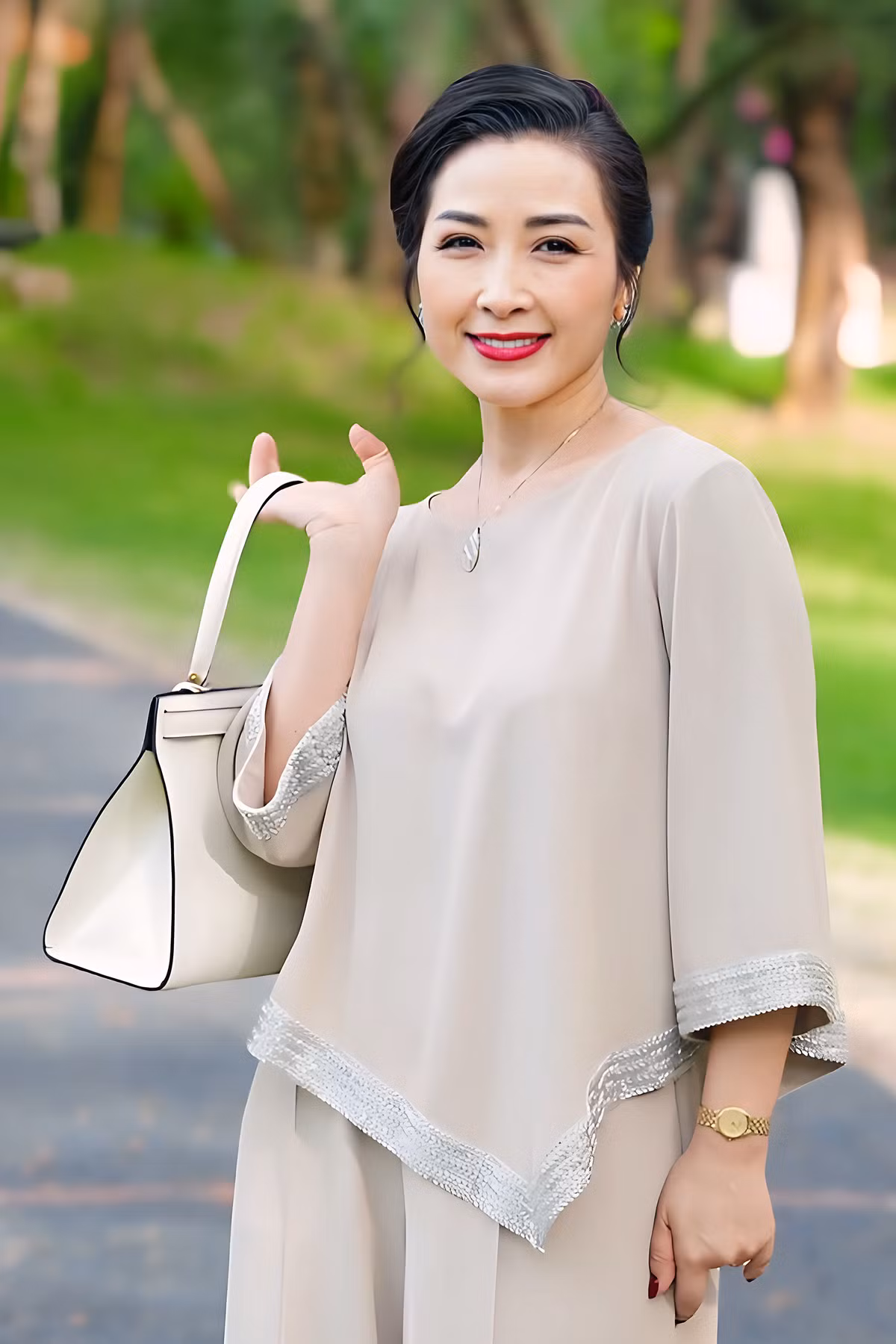 "Tôi cũng thuộc tuýp người lạc quan từ nhỏ, luôn sống với mong muốn của chính mình chứ không vì kỳ vọng, áp đặt của bất cứ ai. Tôi là người dễ tìm kiếm sự hài lòng ở chính bản thân mình", Khánh Huyền bày tỏ.