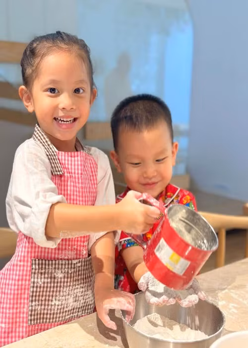 Cụ thể, Kim Lý viết lời chúc mừng tiếng Anh với nội dung tạm dịch dành cho các con: “Chúc mừng sinh nhật lần thứ 4 của hai thiên thần Lisa và Leon. Cha rất vui, hạnh phúc khi được làm cha của các con. Yêu các con rất nhiều”. Ảnh: Henrylisaleon.