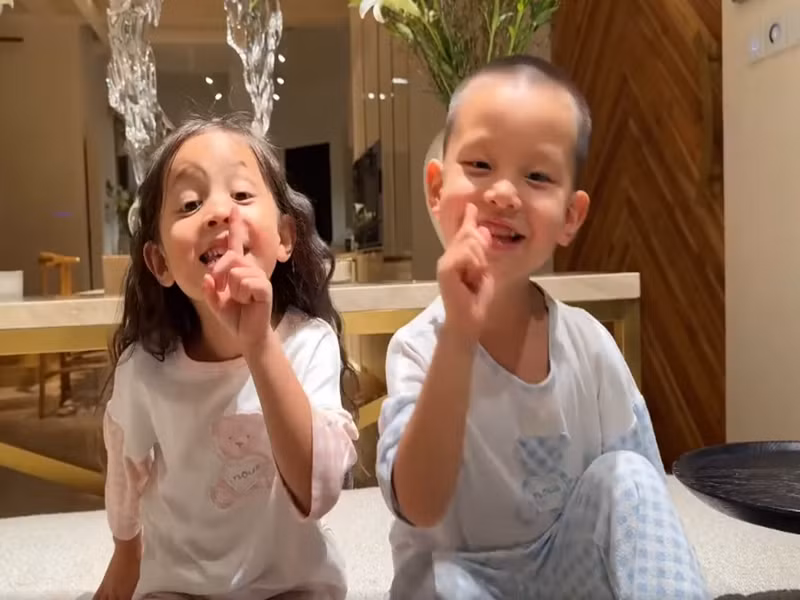 Gần đây, khi được mẹ hỏi "bé khóc thì cô giáo sẽ làm như thế nào", một em bé đã diễn tả lại hành động của cô giáo bằng một từ "nín" cùng biểu cảm rất thần thái. Nhanh chóng, hình ảnh đáng yêu của em bé đã gây sốt. Mới nhất cặp song sinh nhà Hồ Ngọc Hà đã bắt trend “nín”. Ảnh: Henrylisaleon.