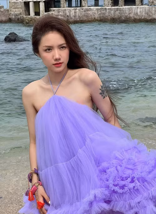 Phương Ly thường xuyên đăng tải hình ảnh lộ hình xăm.