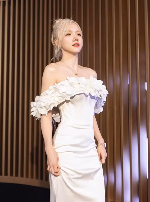Em gái Phương Linh có thân hình cân đối, thon gọn, gương mặt nhỏ nhắn.