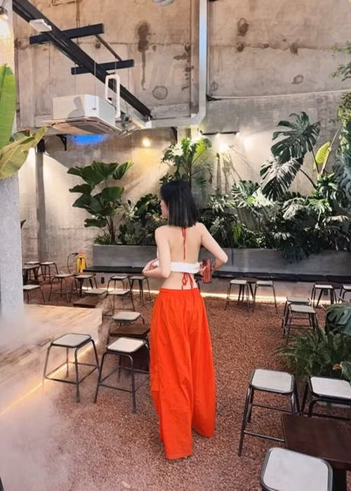 Yee Pink không ngần ngại vén áo khoe dáng ở quán cà phê.