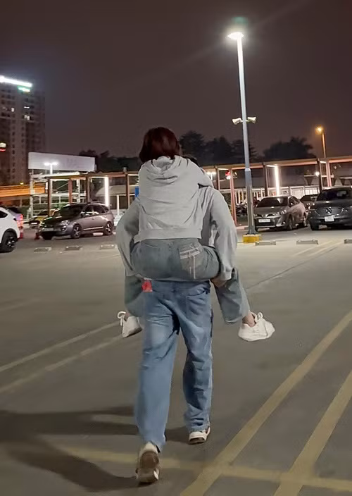 Hương Giang luôn được bạn trai chiều chuộng, yêu thương.
