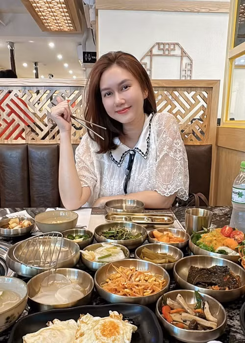 Gương mặt của nữ diễn viên trông đầy đặn hơn nhưng vẫn tươi tắn.