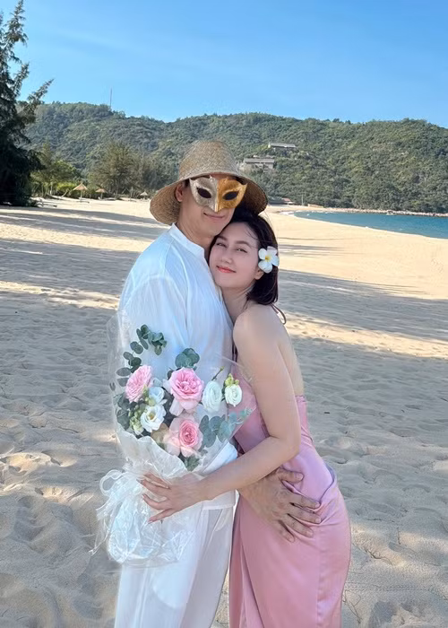 Hương Giang chia sẻ trên Tiền Phong, bạn trai là chỗ dựa tinh thần vững chắc cho cô, thuộc tuýp người chung thủy và cư xử đúng mực.