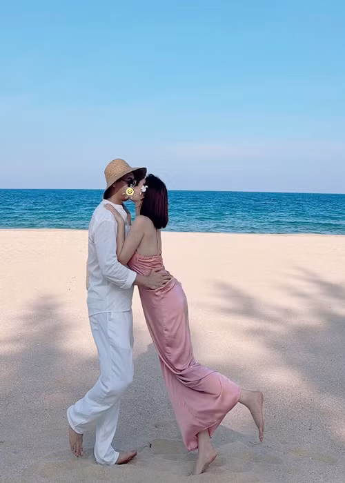 Hương Giang và bạn trai khóa môi trong chuyến du lịch biển.