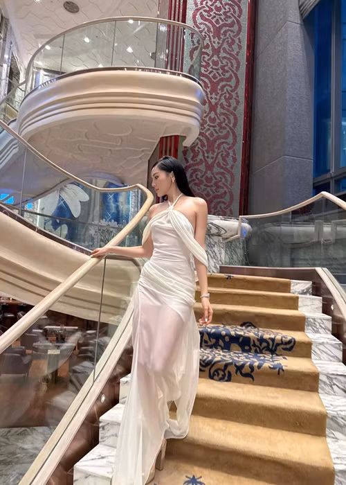 Mới đây, tham gia một sự kiện, Hoa hậu Kỳ Duyên diện chiếc đầm cổ yếm xuyên thấu. Ảnh: FB Kỳ Duyên.