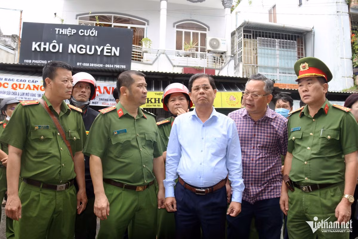 Hàng xóm kể giây phút bất lực nhìn 4 người mắc kẹt trong đám cháy - Hình 4 Hang xom ke giay phut bat luc nhin 4 nguoi mac ket trong dam chay-Hinh-4