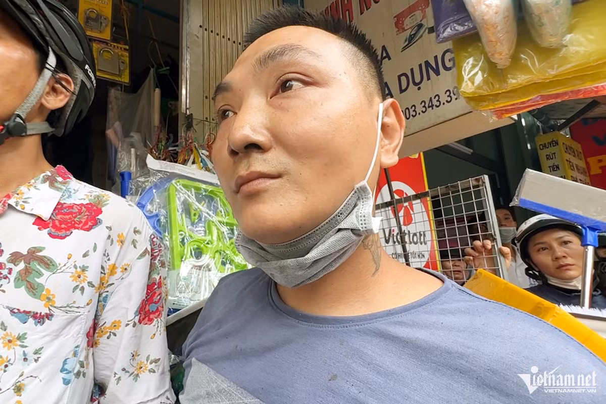 Hàng xóm kể giây phút bất lực nhìn 4 người mắc kẹt trong đám cháy Hang xom ke giay phut bat luc nhin 4 nguoi mac ket trong dam chay