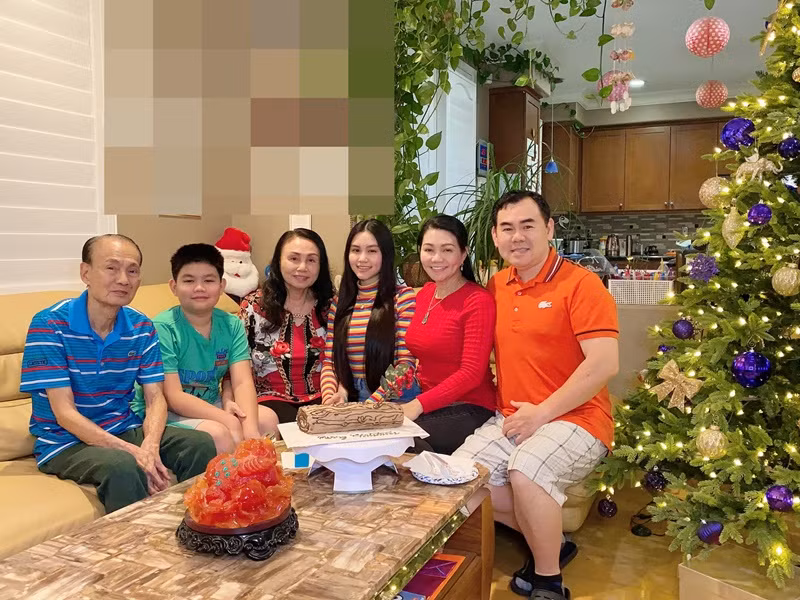 Cả gia đình Ngọc Huyền quây quần chụp ảnh bên cây thông dịp Giáng sinh. Ảnh: FB Ngọc Huyền.