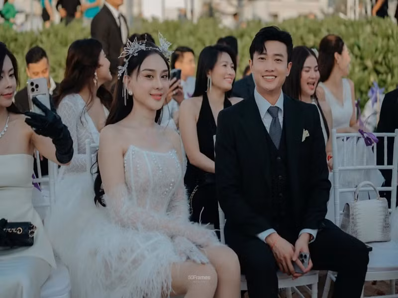 Lâm Khánh Chi diện váy công chúa, Quốc Trường lịch lãm khi dự hôn lễ. Ảnh: Saostar.