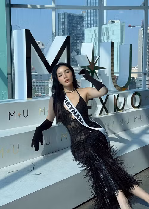 Nàng hậu chia sẻ, cô dậy từ 4 sáng mỗi ngày để có nhiều thời gian lên đồ cho các hoạt động. Ảnh: FB Kỳ Duyên.