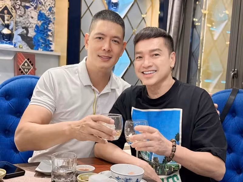 Dù hơn ca sĩ Bình Minh gần 22 tuổi nhưng khi chụp chung một khung hình, Quang Minh không “chênh lệch” nhiều với đàn em về ngoại hình. Ảnh: FB Quang Minh.