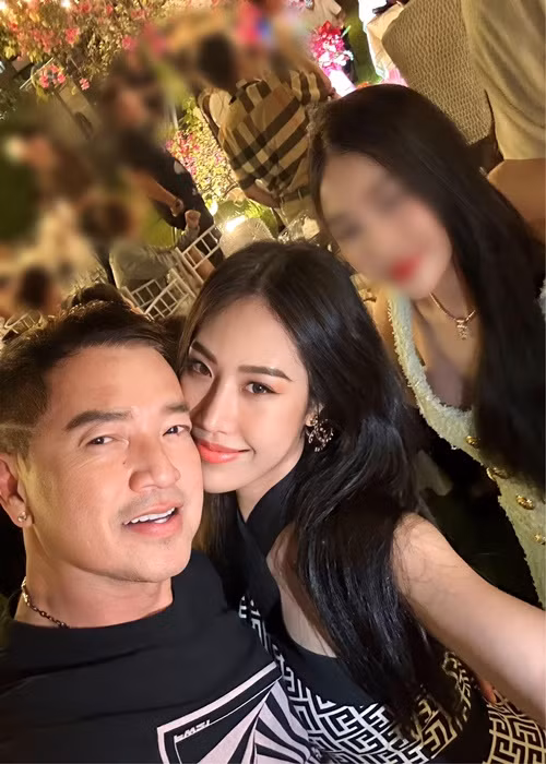 Quang Minh U65 phong do, dep doi ben ban gai kem 37 tuoi