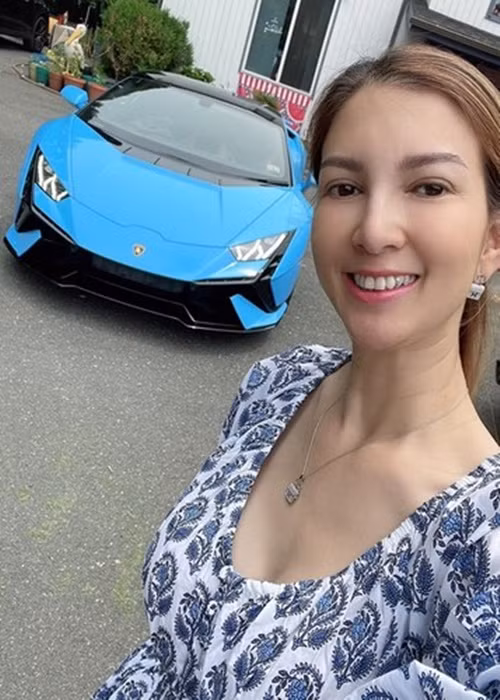 Năm 2023, vợ chồng nữ ca sĩ mua chiếc Huracan Tecnica màu độc tại Mỹ. Ảnh: FB Phạm Thanh Thảo.