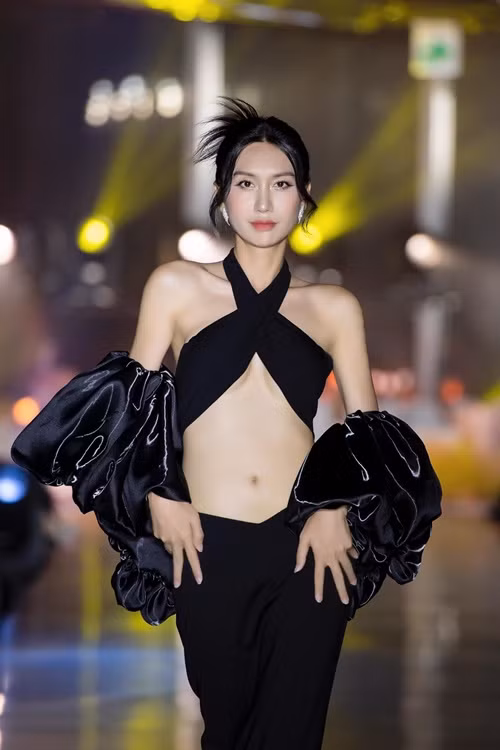 Cô có thân hình, gương mặt đầy nữ tính.