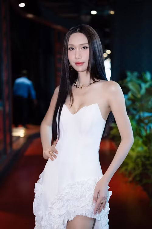 "Trời ơi! Vòng ba không có thì làm sao thi được. Rồi Linh mặc áo tắm làm sao?", Lynk Lee chia sẻ.