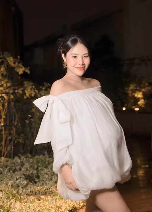 Bạn gái Quang Minh được khen ngợi có gu thời trang tinh tế.
