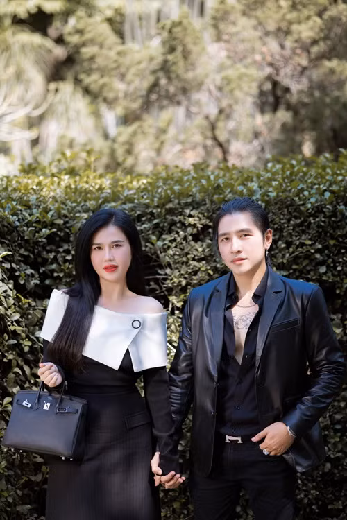 Ngọc Bích hơn Tiêu Quang 1 tuổi. Cô được nhận xét ngày càng trẻ trung, nóng bỏng.