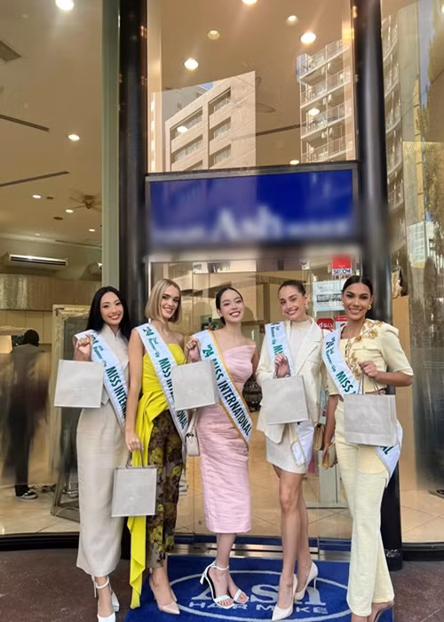 Tân hoa hậu và 4 á hậu rạng rỡ sau chung kết. Ảnh: FB Thanh Thủy.
