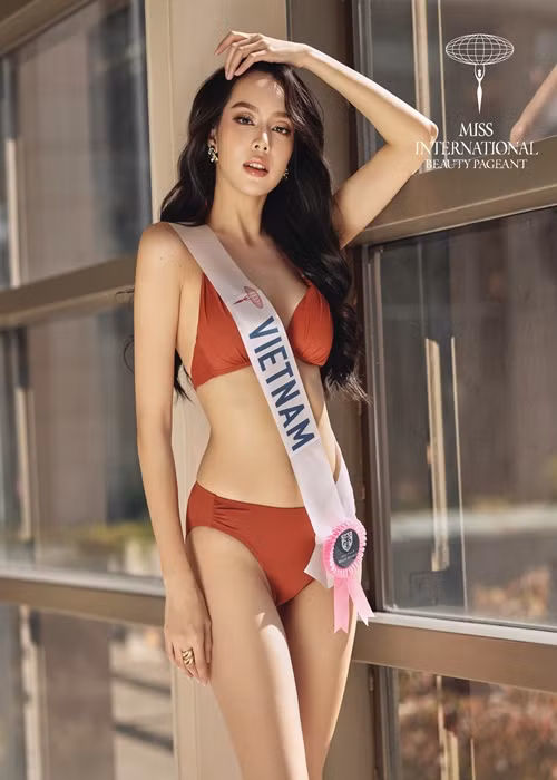 Miss International vừa công bố ảnh bikini của Thanh Thủy và dàn thí sinh. Ảnh: Fanpage Miss International.