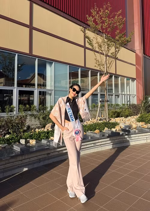 Thanh Thủy trẻ trung, năng động khi kết hợp quần ống rộng và áo croptop. Ảnh: FB Thanh Thủy.
