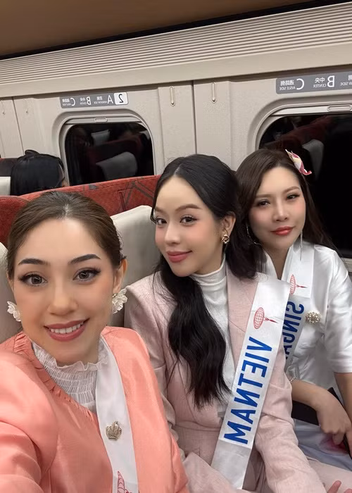 Vì thời tiết ở Nhật Bản đã bắt đầu lạnh, Thanh Thủy thường chọn đồ dài tay. Ảnh: FB Thanh Thủy.