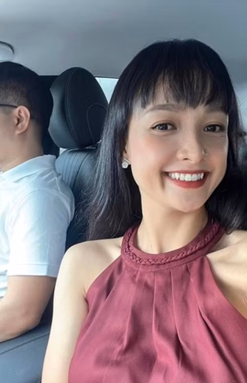 Lê Bê La chia sẻ, mặc dù không rành các hoạt động nghệ thuật, nhưng chồng luôn lắng nghe khi cô chia sẻ những câu chuyện trong nghề, mỗi khi có vấn đề hay điều gì khó xử chồng đều góp ý, thậm chí giúp cô gỡ rối.