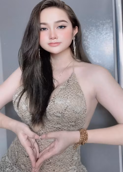Huỳnh Như đẹp hút mắt với đôi "gò bồng đảo" căng đầy.