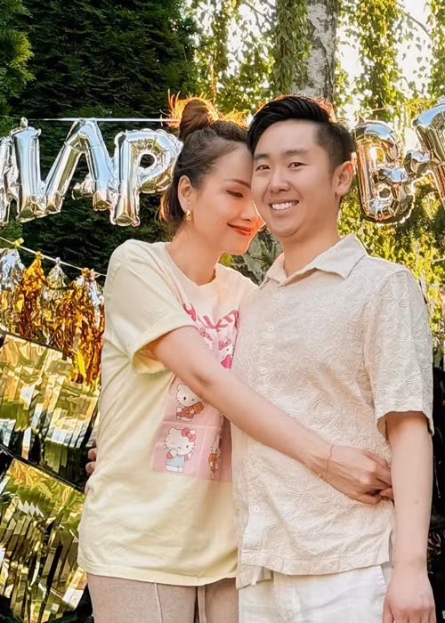 Nàng hậu tình tứ bên chồng kém tuổi trong bữa tiệc sinh nhật.