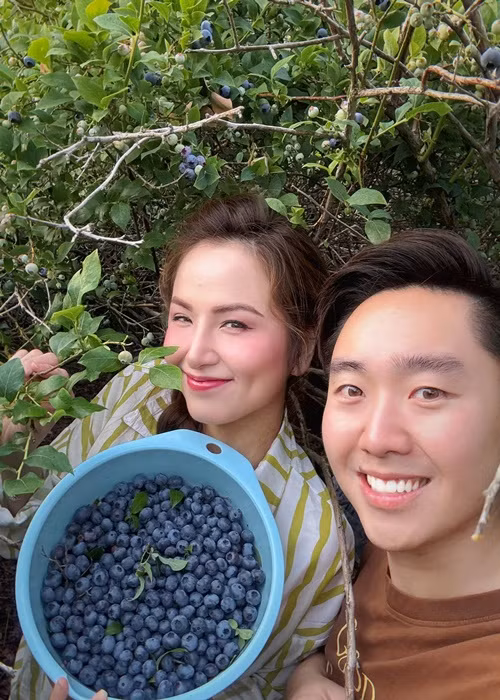 Vợ chồng nàng hậu quấn quýt không rời khi đi chơi, tham gia sự kiện.