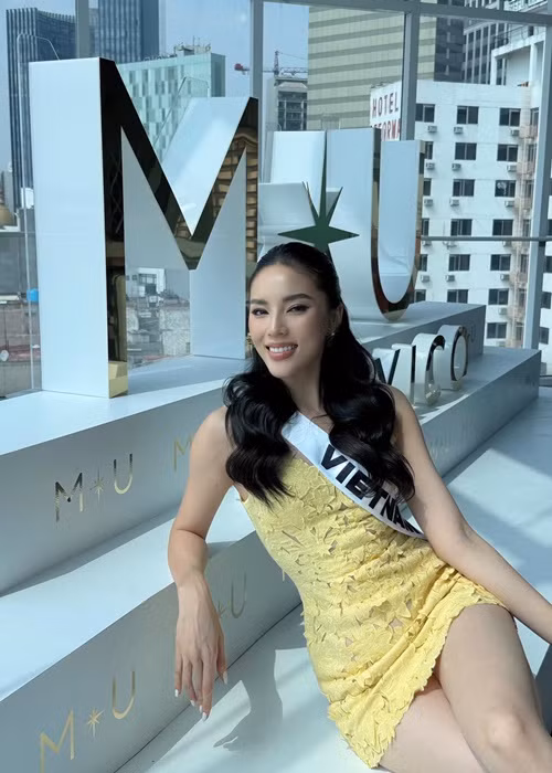Kỳ Duyên lựa chọn chiếc váy vàng trong buổi thử đồ. Ảnh: FB Kỳ Duyên.