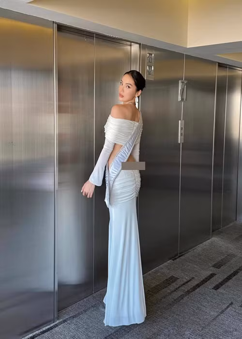 Tham gia một hoạt động mới đây, đại diện Việt Nam diện trang phục hở eo. Vòng hai của Kỳ Duyên được nhận xét săn chắc, cuốn hút. Ảnh: FB Kỳ Duyên.