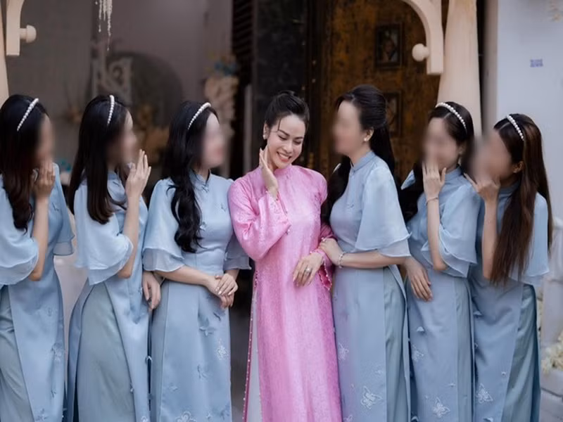Tháng 3/2024, Nhật Kim Anh phủ nhận chuyện tổ chức đám cưới lần 2. "Em tiễn nhỏ em của em về nhà chồng mà mấy nay anh chị trên mạng nói là em đi lấy chồng. Em nhìn đám cưới em cũng nôn lắm đó chứ. Nhưng thôi chừng nào duyên tới rồi chạy tiếp", Nhật Kim Anh cho hay. Ảnh: FB Nhật Kim Anh.