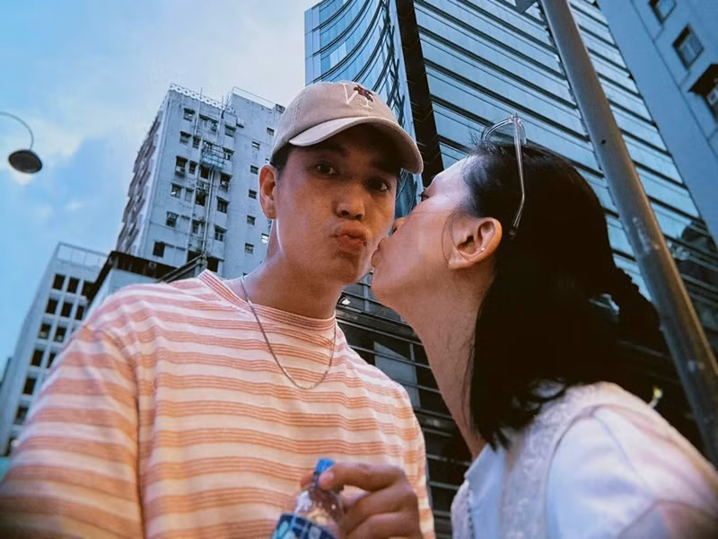 "Chúc người đàn ông tuyệt vời tuổi mới gặt hái thêm nhiều thành công, luôn vui vẻ và mãi hoàn hảo như thế bên vợ nhé. Mình hãy cùng nhau già đi chồng nhé!", Ngô Thanh Vân chia sẻ.