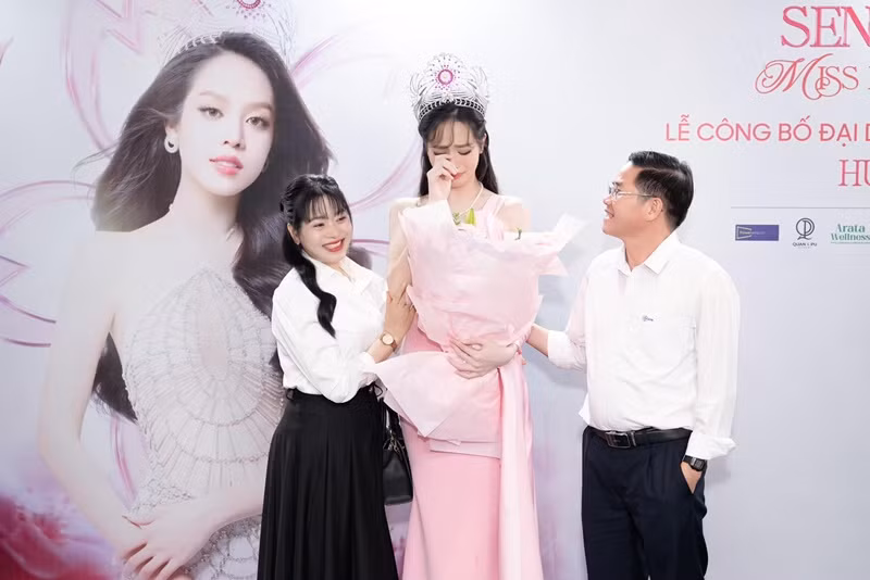 Nàng hậu bật khóc bên người thân khi chuẩn bị thi nhan sắc quốc tế. Ảnh: FB Thanh Thủy.