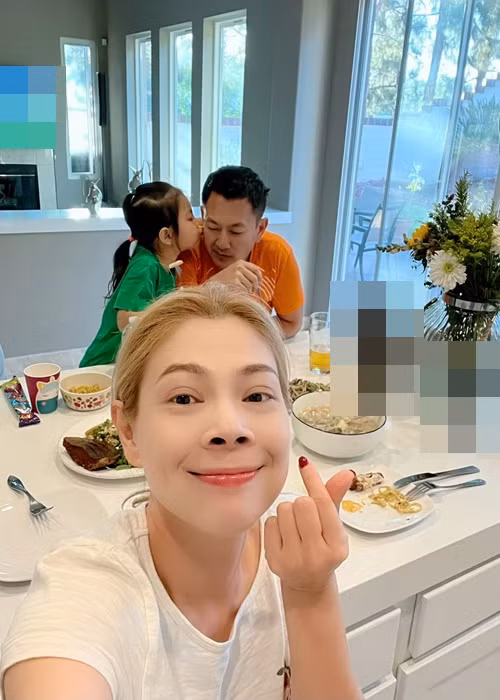 Thanh Thảo từng chia sẻ, chồng được một vài cô gái để ý. "Vài cô còn tự tung tin là ba đang “cặp” với cô, tình cảm thân thiết trên mức bình thường nữa chứ. Mẹ nghe xong chỉ cười thôi, vì không ai hiểu rõ ba bằng mẹ đâu", cô "dằn mặt" các "trà xanh".