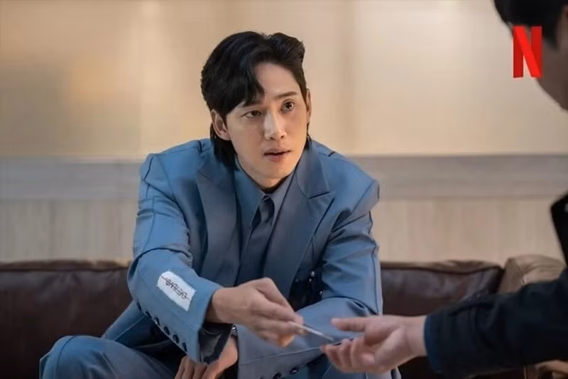 Tạo hình của Park Sung Hoon trong The glory. Ảnh: Znews.