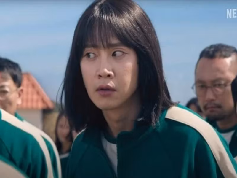 Trong Squid Game 2, Park Sung Hoon xuất hiện ở trò chơi Đèn xanh đèn đỏ. Tạo hình của nam diễn viên khá nữ tính với mái tóc ngắn. Ảnh: Znews.