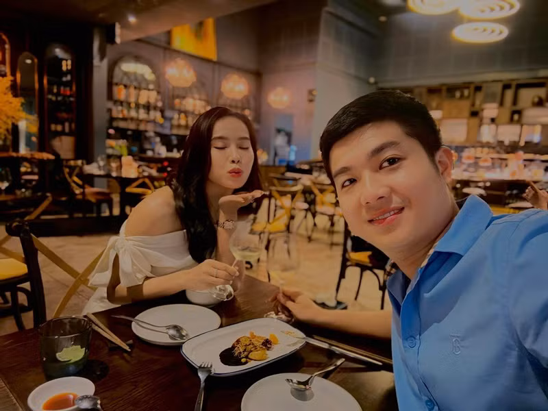 Cặp đôi ăn tối lãng mạn dịp sinh nhật. Ảnh: FB Bửu Lộc.