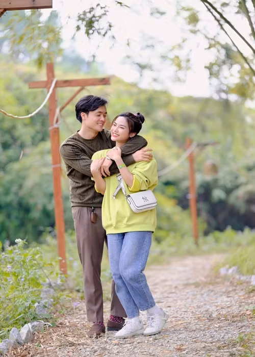 Diễn viên Gặp em ngày nắng chia sẻ trên Tiền Phong, nửa kia hiền lành và chiều chuộng cô hết mực. Ảnh: FB Anh Tuấn.