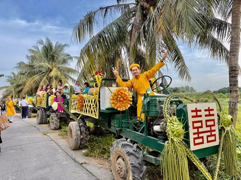 Đoàn xe rước của Hà Trí Quang - Thanh Đoàn gây chú ý. Ảnh: FB Minh Luân.