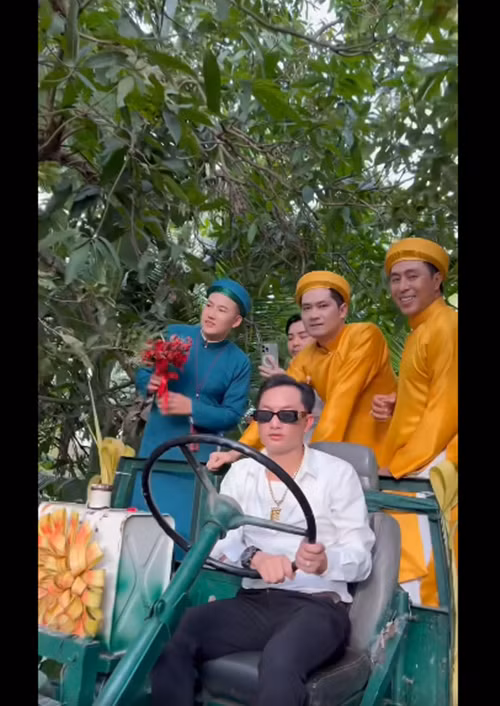 Đám cưới của Hà Trí Quang - Thanh Đoàn tại Đồng Tháp vừa diễn ra. Khi đón nửa kia, Hà Trí Quang chọn máy cày thay vì xe hơi. Ảnh: FB Thanh Đoàn.