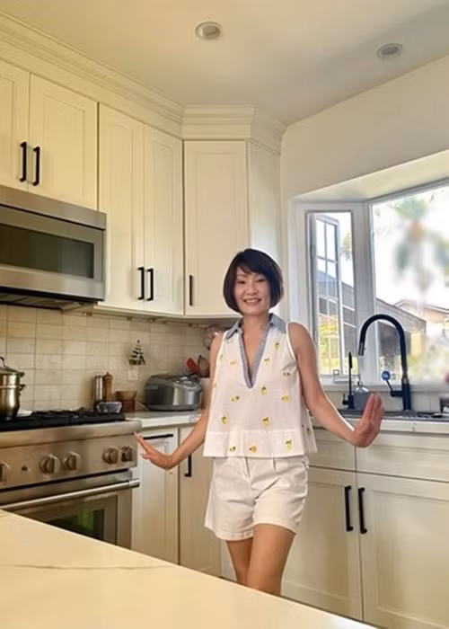 Hồng Đào dành nhiều thời gian nấu nướng, chăm sóc vườn cây ở biệt thự tại Mỹ. Ảnh: FB Hồng Đào.
