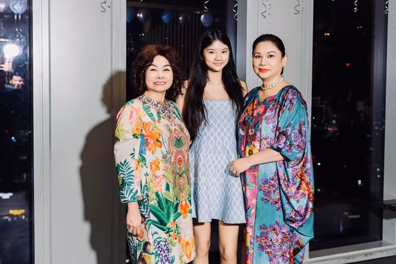 Con gái Trần Bảo Sơn đón tuổi mới bên cả bà nội lẫn bà ngoại. Ảnh: FB Trương Ngọc Ánh.