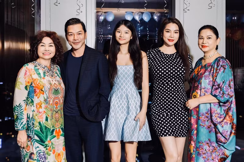 Trương Ngọc Ánh cho biết, cô đáp chuyến bay dài từ Mỹ về Việt Nam để kịp mừng sinh nhật ái nữ. Ảnh: FB Trần Bảo Sơn.