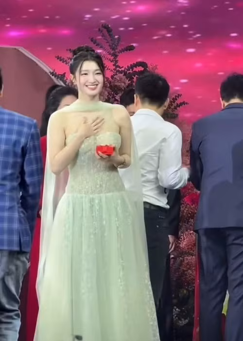 Á hậu Phương Nhi lộ diện, nhan sắc qua camera thường gây chú ý A hau Phuong Nhi lo dien, nhan sac qua camera thuong gay chu y