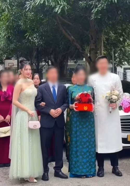 Phương Nhi xuất hiện trong đám cưới của anh trai. Cô diện váy cúp ngực khoe vẻ gợi cảm. Ảnh: Znews.
