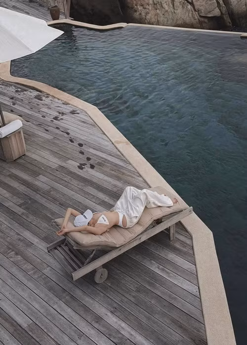 Ngọc Trinh rất thích đi du lịch. Cô từng ở resort 100 triệu/đêm, thuê hai du thuyền. Ảnh: Instagram Ngọc Trinh.