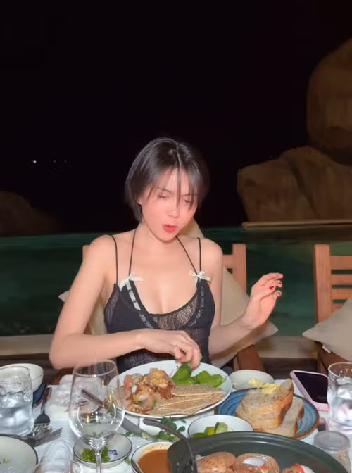 “Nu hoang noi y” Ngoc Trinh khoe nghi duong sang chanh